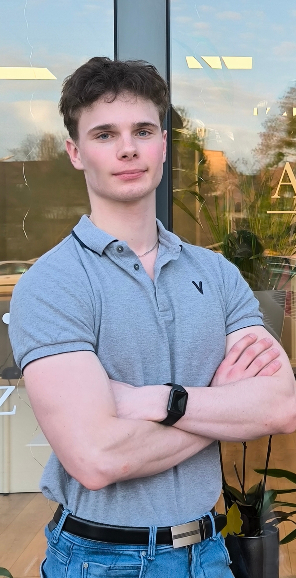 Zdjęcie z wizytówki Hejke Active Studio: osoba stojąca przed wejściem do salonu